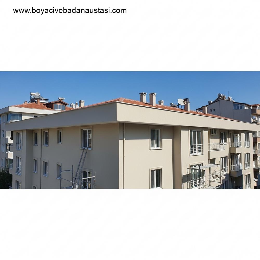 Güneşli, Akdeniz iklimini andıran bir şehirde (belki İzmir ortamını çağrıştıran) modern bir konut binasının dış cephesinin geniş, gerçekçi çekimi. Dış cephe duvarları dayanıklı, açık bej renkte yeni boyanmıştır. Binanın bir köşesinde, profesyonel dış cephe boyama ekibinin yakın zamanda işi tamamladığını gösteren küçük, düzgün konumlandırılmış bir iskele veya uzatma merdiveni görünmektedir. Odak, temiz, düzgün cephe ve parlak mavi gökyüzü ile tezatlık üzerindedir.