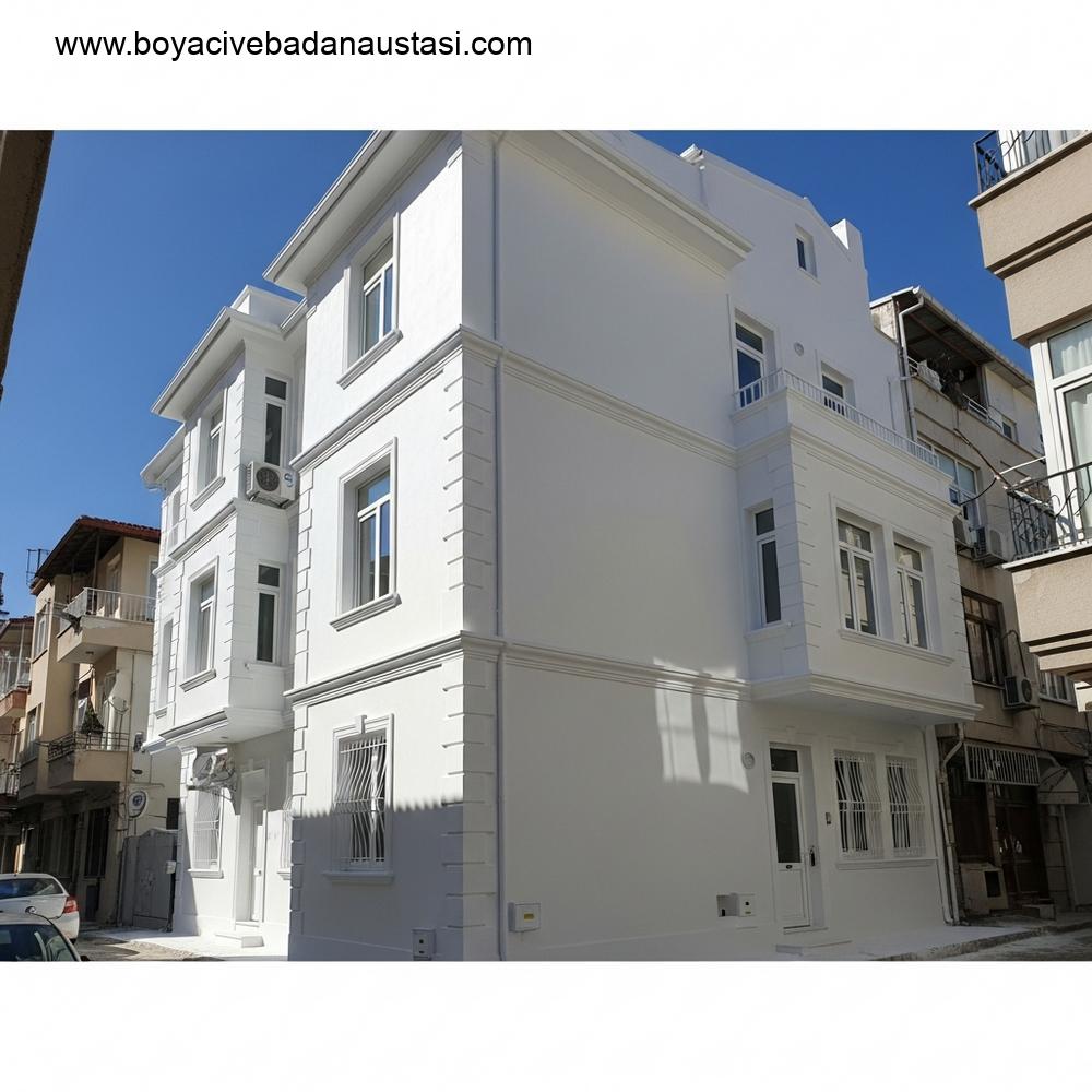 İzmir'de kentsel bir alanda, parlak beyaz renge yeni boyanmış, bakımlı bir binanın dış cephesinin geniş açılı fotoğrafı.