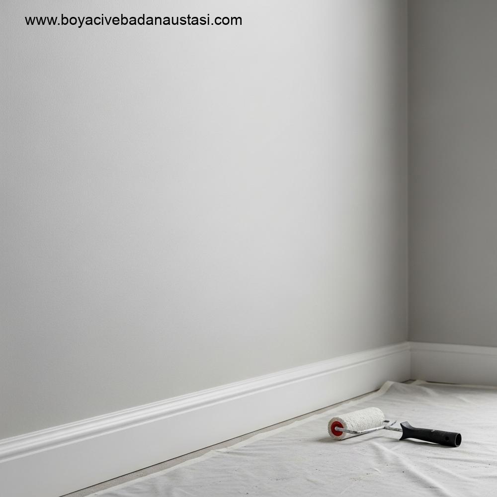 İzmir'de modern bir oturma odasında, kusursuz mat bitişli, açık gri renkte boyanmış duvarın son hali.