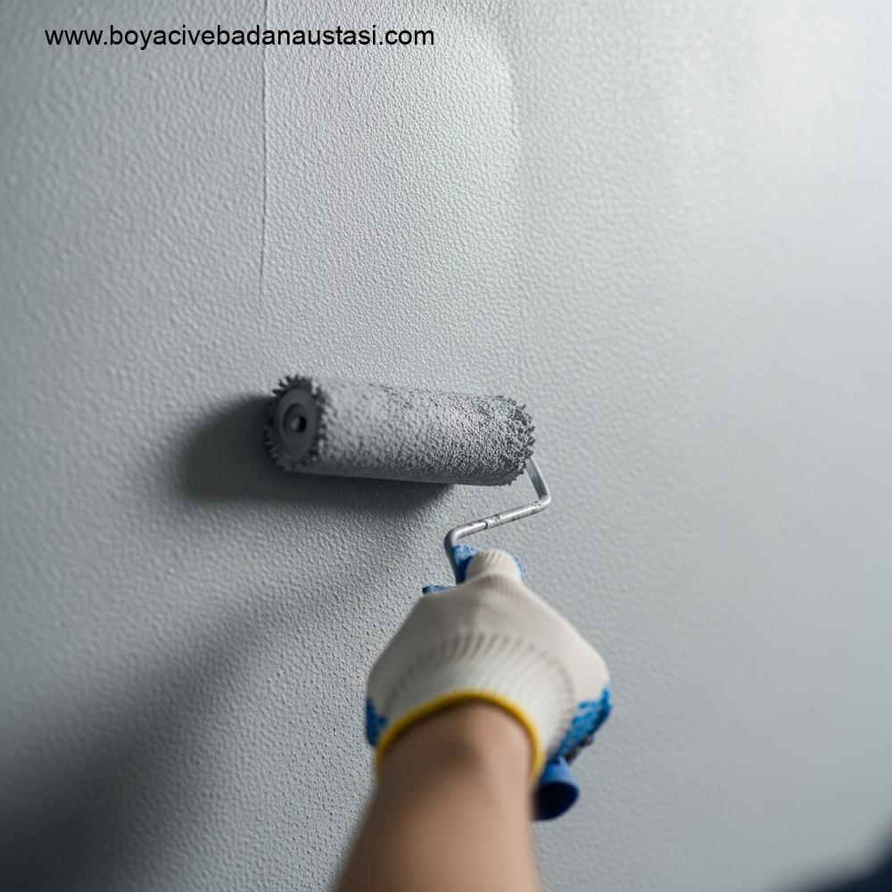 Profesyonel bir ustanın, açık gri bir iç mekan duvarına yüksek kaliteli bir rulo ile pürüzsüz ve eşit bir kat boya uygulamasının yakın plan, gerçekçi fotoğrafı.