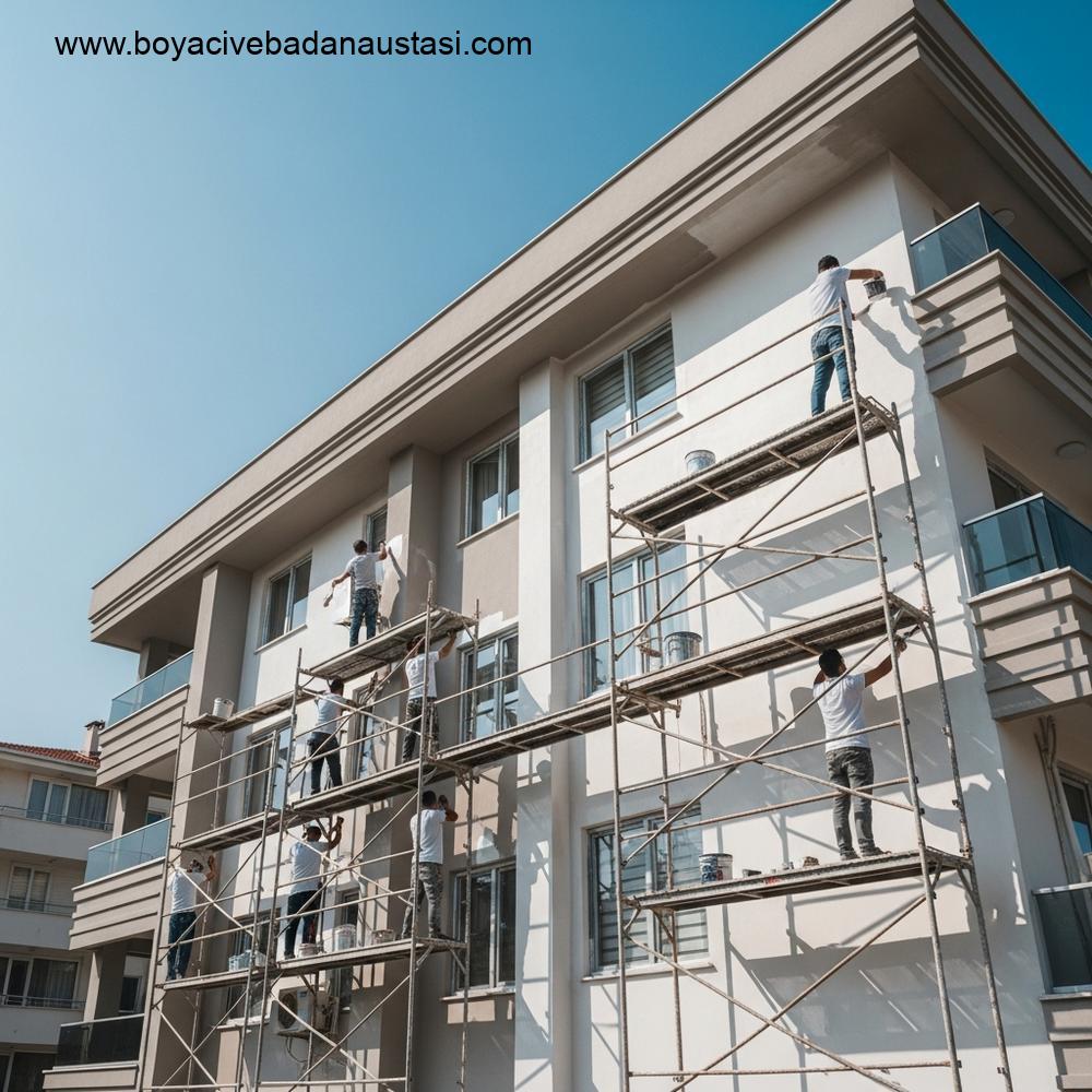 İzmir'de profesyonel bir ekip tarafından boyanan modern bir apartman dış cephesini gösteren geniş açılı, fotogerçekçi çekim. Ekip, açık mavi gökyüzü altında cepheye yüksek kaliteli, hava koşullarına dayanıklı boya uygulamak için güvenli bir şekilde iskele kullanıyor. Odak noktası ekip çalışması ve dış cephe boyasının temiz uygulamasıdır. Bina mimarisi çağdaş bir Akdeniz tarzını düşündürüyor. Çerçevenin herhangi bir yerinde yazı veya tabela görünmemesini sağlayın. Bina dokusundaki ayrıntıları yakalamak için yüksek dinamik aralık.