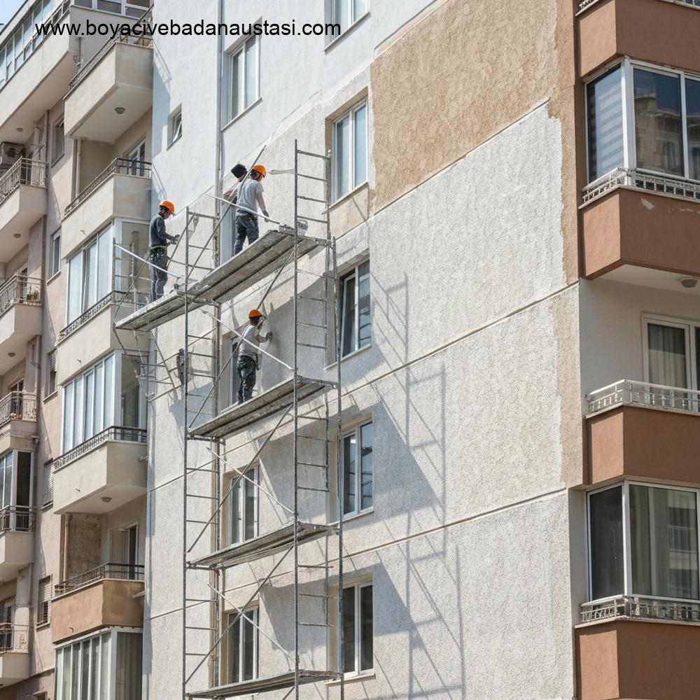İzmir'de bir binanın dış cephesinin profesyonelce yenilenmesini gösteren geniş açılı bir fotoğraf. Güvenlikli iskelede çalışan ekipler, dayanıklı yalıtım boyası uyguluyor.